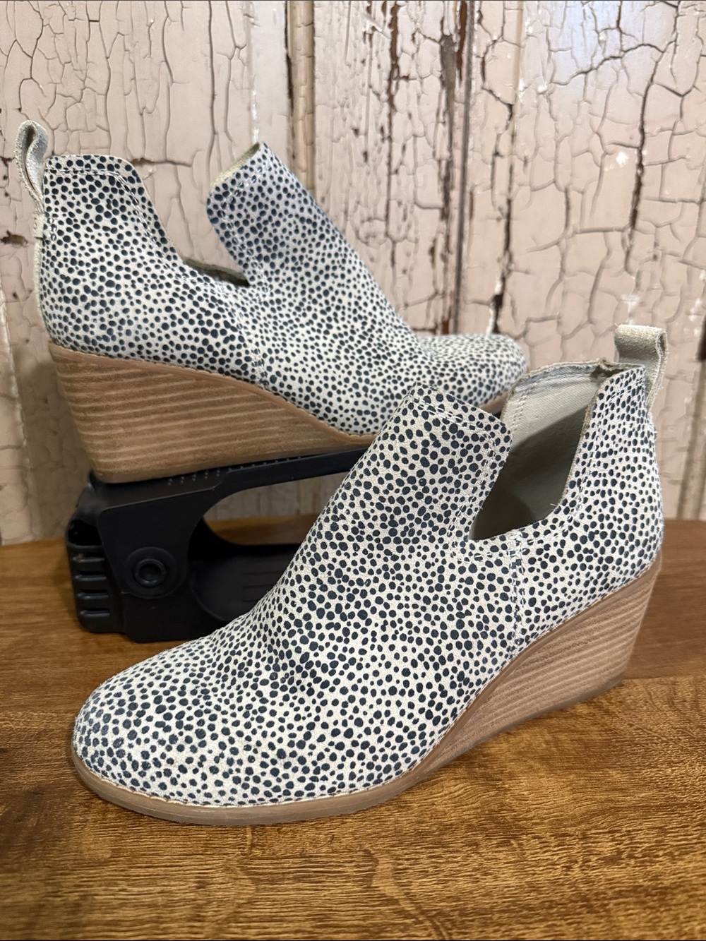 TOMS Kallie Women’s 6.5 Cheetah Suede Wedge Ankle Booties Cutout